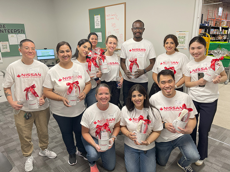 Un groupe de personnes posant pour une photo, portant des chemises de la Fondation Nissan Canada.