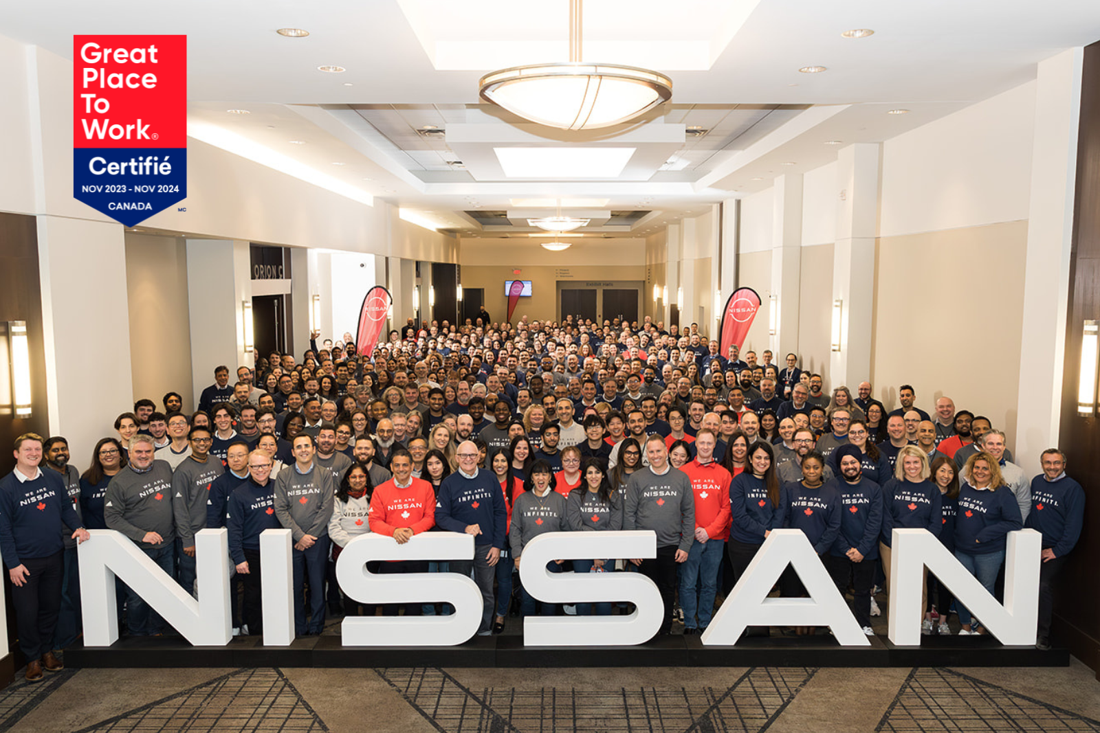 Les employés de Nissan Canada posent pour une photo

